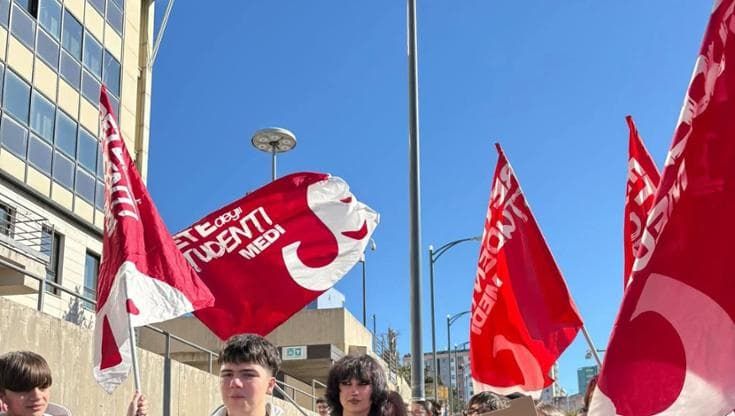 Potenza, studenti davanti alla Regione contro i mini vitalizi