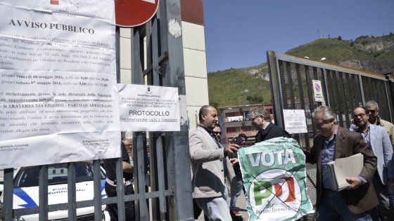 Comunali 2016, presentate le liste a Napoli, nel Pd c'è l'uomo che offriva un euro ai seggi delle Primarie