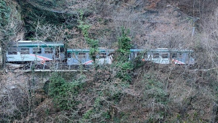 In Valle Camonica massi invadono binari, paura sul treno della Brescia-Edolo. Sette contusi