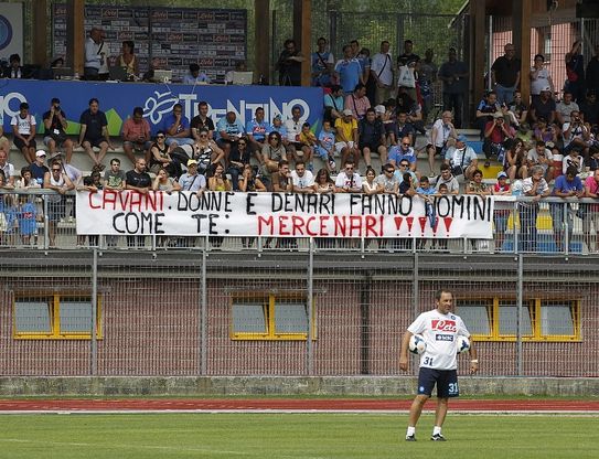 A Dimaro anche uno striscione<br />contro Edinson Cavani