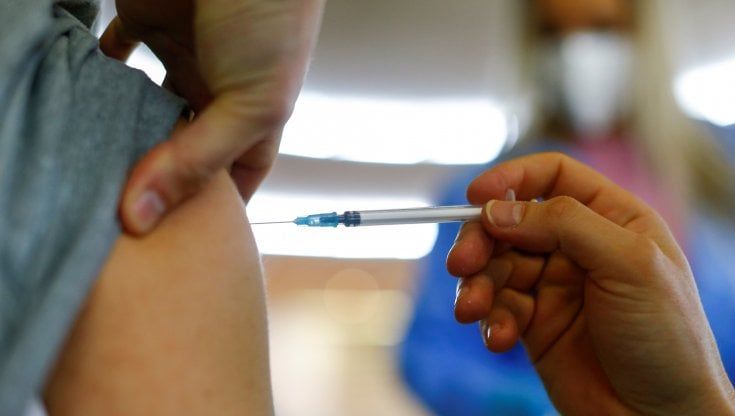 Covid, richiami Pfizer a 35 giorni, cittadini contro il Cts: "Ricorriamo al Tar per il vaccino"