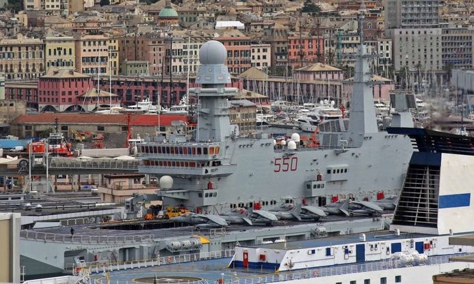 Genova, la portaerei in città