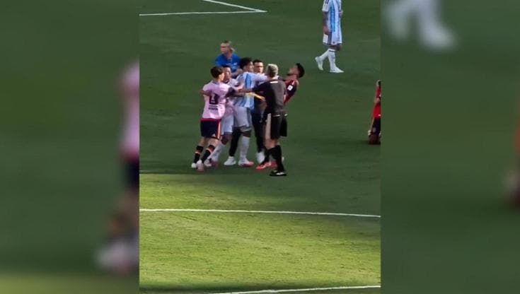 Mondiali, la follia di Paredes a fine partita: al fischio finale aggredisce mezza Spagna
