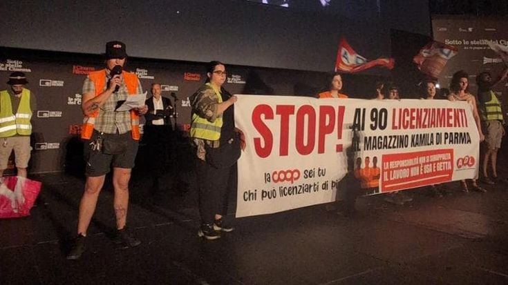 Cobas, protesta sul palco in piazza per licenziamenti Kamila: “Sono 90 lavoratori, Coop ci ascolti”