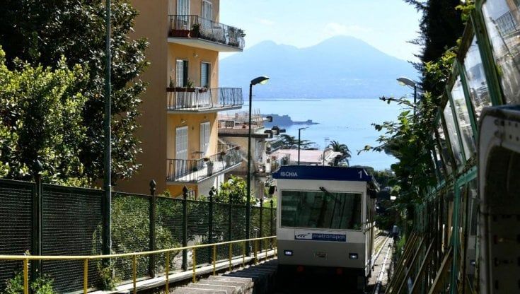 Napoli, dopo due anni di stop ha riaperto la funicolare di Mergellina