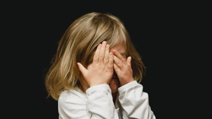 Abusi sui minori, quel silenzio che circonda la violenza: l’importanza del diritto d’ascolto