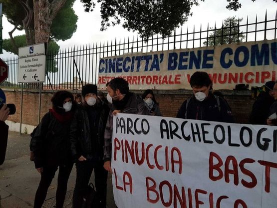Roma, la protesta dei cittadini davanti all'assessorato: "Parco di Centocelle, bonifica subito"