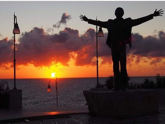 L'alba del solstizio d'estate a Polignano: il sole che sorge accolto a braccia aperte