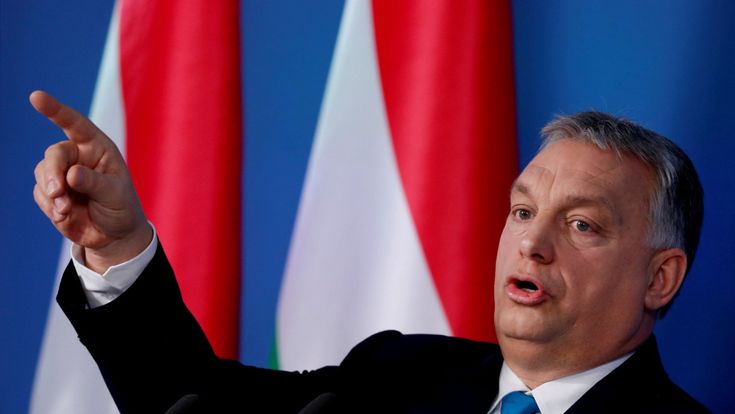 Migranti e culto del premier: nei nuovi libri di scuola impera la dottrina Orbán