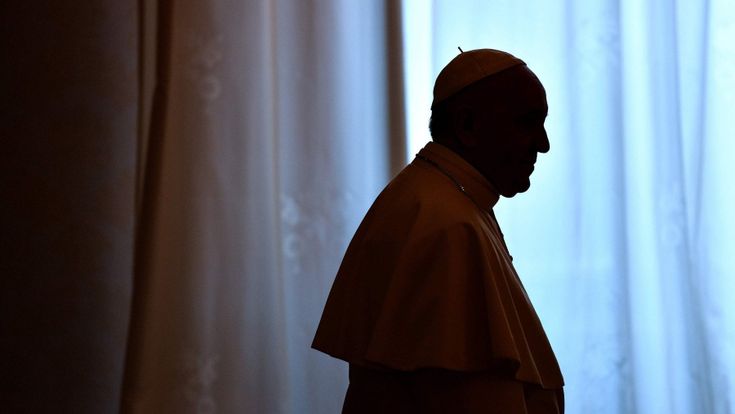 Quella poltrona vuota in Vaticano: lotta per controllare i soldi del Papa