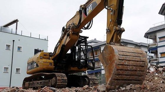 Torino, escavatore schiaccia le gambe a un operaio a Porta Palazzo 