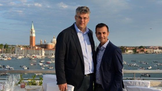 Il giorno del "Sì" tra il sindaco di San Giorgio a Cremano e il suo compagno. Celebra Monica Cirinnà