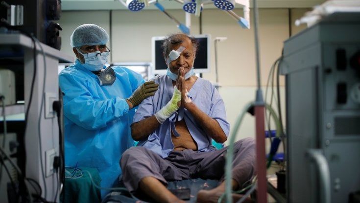 Coronavirus nel mondo, l'India supera 400 mila vittime. In Giappone rischio Olimpiadi a porte chiuse