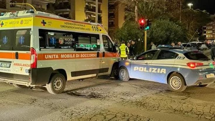 Ostia, scontro tra ambulanza e volante della Polizia: nessun ferito