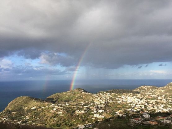 Ischia, lo spettacolo di un doppio arcobaleno per salutare la settimana