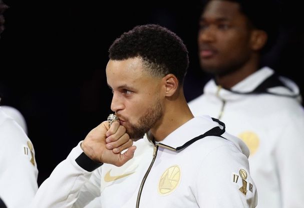 Nba, Golden State riceve gli anelli: la festa di Curry e compagni