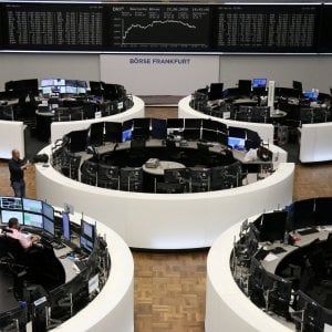 Borse in forte calo sui timori di lockdown, Trump studia nuovi dazi sull'Europa. L'oro vede i massimi dal 2012