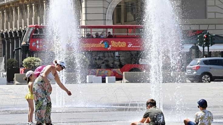 Ondata di caldo record, tutta l’Italia in rosso: l’asfalto arriva a 62°, alla stazione di Napoli 48°