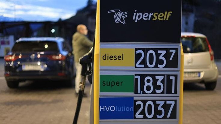 Carburanti, l’idea dello sconto sulle accise solo per i redditi bassi. Ma è caccia alle coperture