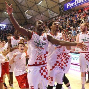 Basket, sfida amarcord tra Pistoia e Caserta. Milano e Sassari per dimenticare l'Eurolega