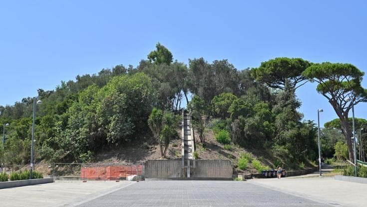 Parco Virgiliano, pronto il viale di ingresso: alberi, siepi e pavimento in pietra etnea con il tufo