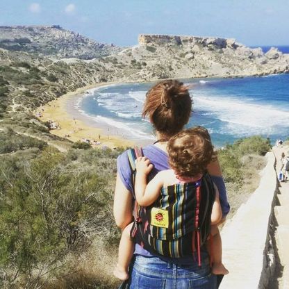 Genitori canguro a Ercolano per la giornata europea del babywearing