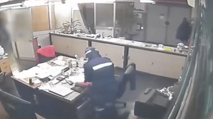 L’ultimo colpo della “vecchia” Mala: rapine agli orafi con armi in pugno e vestiti da vigili