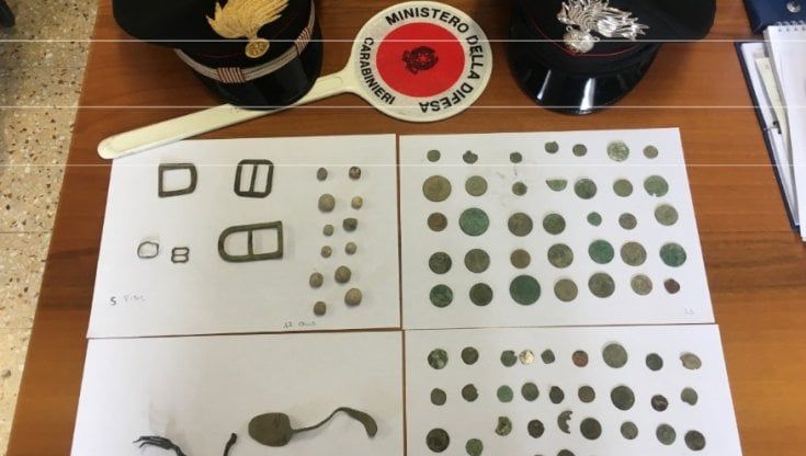 Con metal detector e vanghetta a caccia di reperti: denunciato un 30enne di Parma