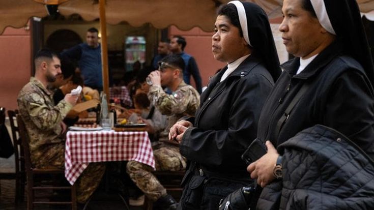 “Zuppi, Pizzaballa o Tagle”: tra pellegrini e turisti a Borgo Pio impazza il Fantapapa