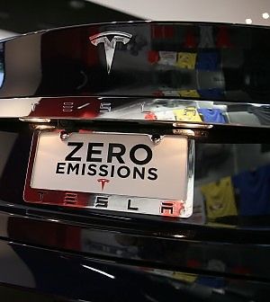 Moratti compra una Tesla.In Borsa, l'auto "verde" vola ai massimi