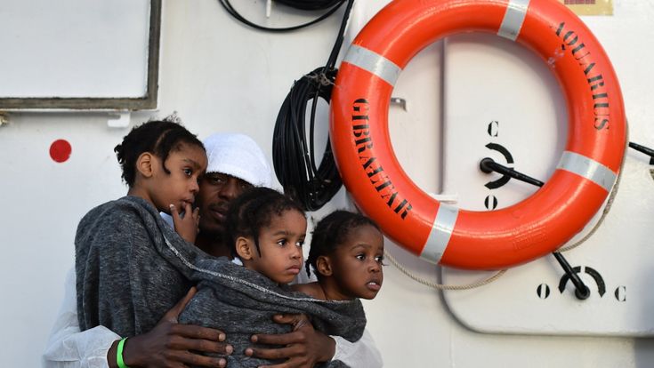 L’onda gialloverde, la crociata contro i taxi del mare e il buco nei conti delle ong