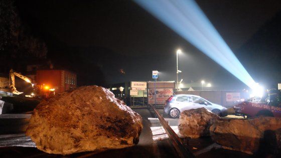 Brescia, si sgretola la parete rocciosa: i macigni piombano sulla provinciale