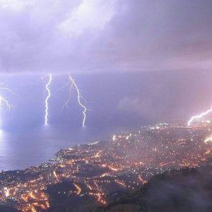 Grandine e pioggia su Genova e il levante, ottomila fulmini in un'ora
