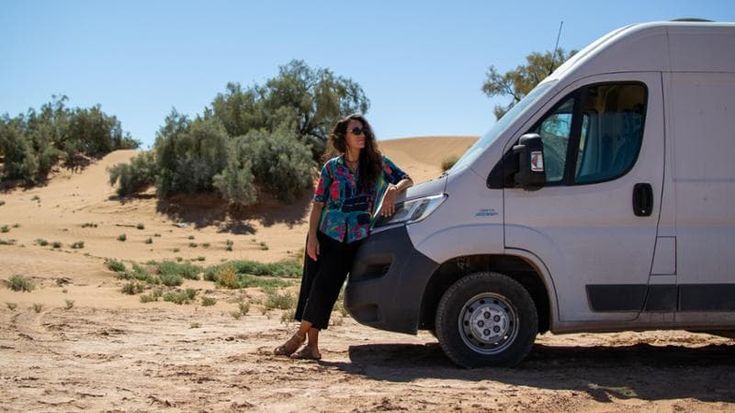 Il viaggio di Sara in van nel deserto africano: “Solo io e la mia musica”
