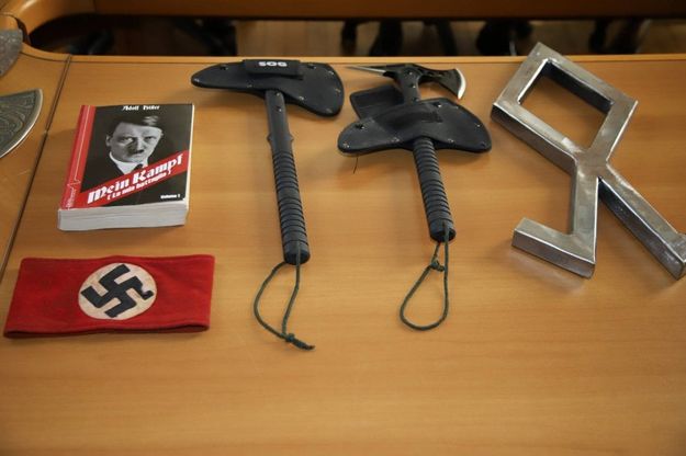 Varese, svastiche e pugnali: il campionario nazista sequestrato dalla polizia ai militanti di Do.ra