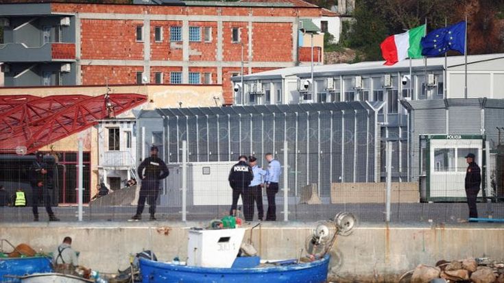 I sette migranti rientrano subito in Italia, il centro resta vuoto