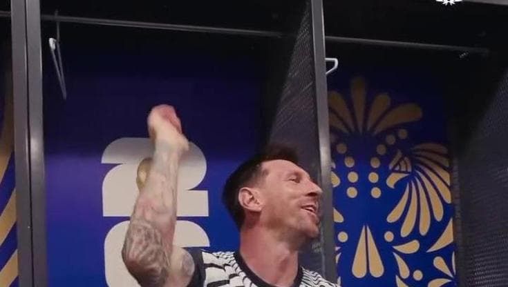 Mondiali, festa nello spogliatoio dell'Argentina. Messi e compagni cantano "La quarta stella"