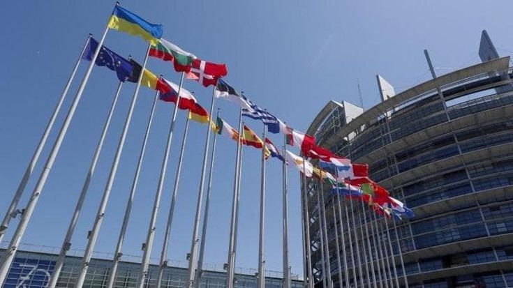 “Senza consenso è sempre violenza”: arriva la nuova direttiva Ue, le donne avranno 20 anni per denunciare. Picierno: “Basta sentenze come quella di Firenze”