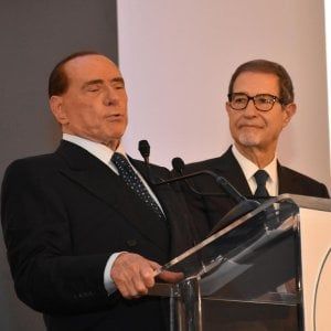Elezioni in Sicilia, Berlusconi: "Confronto tra noi e M5s, Pd non è competitore credibile". Polemica nel centrosinistra