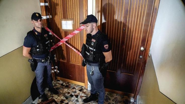 Massacrato con un bastone e fatto a pezzi, la madre del killer chiama la polizia. Tre fermi