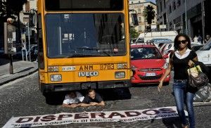 Lavoro, bus bloccato, in tre si sdraiano sotto