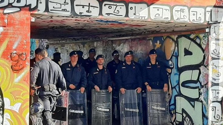 Leoncavallo sgomberato dopo 31 anni da via Watteau. Meloni: “Non possono esserci zone franche”