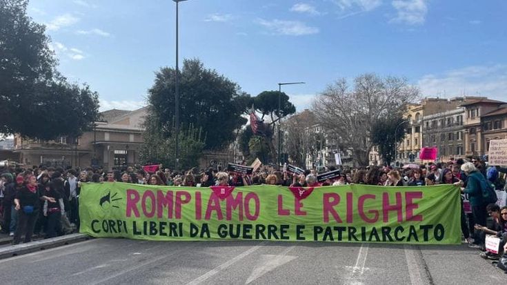 In centinaia nel giorno dello sciopero femminista, verso il ministero: “Noi marginalizzate”