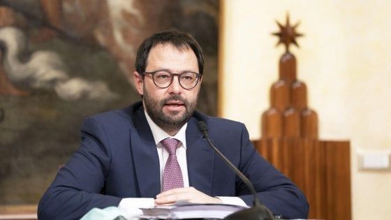 Ex Ilva, Patuanelli:  "Ingresso dello Stato quasi inevitabile, da ArcelorMittal tagli inaccettabili"