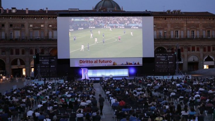 Piazza Maggiore campione d'Europa: il trionfo dell'Italia sul maxischermo