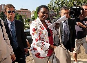 Il ministro Kyenge arriva a sirene spiegate.<br />I passanti contestano la scorta: "Vergogna"