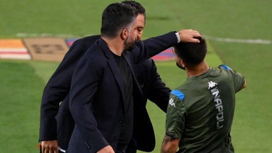 Il Napoli volta pagina, a Barcellona la fine di un ciclo. Insigne saluta Callejon: "Quel tuo taglio mi mancherà"