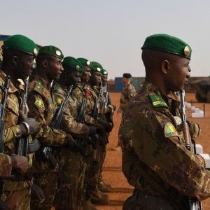 Attacco suicida alla base militare dell'Unione europea in Mali: morti gli assalitori, tre feriti 
