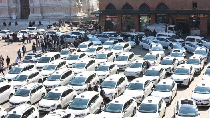 Taxi in sciopero lunedì. Il presidente della Fiera Calzolari: “Apre il Cersaie, siate responsabili”