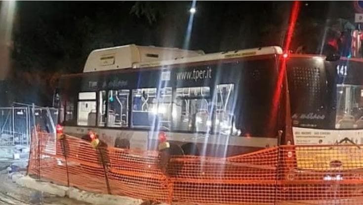 Corticella, autista sbaglia strada e il bus finisce nel cantiere. Tper: “Un errore”